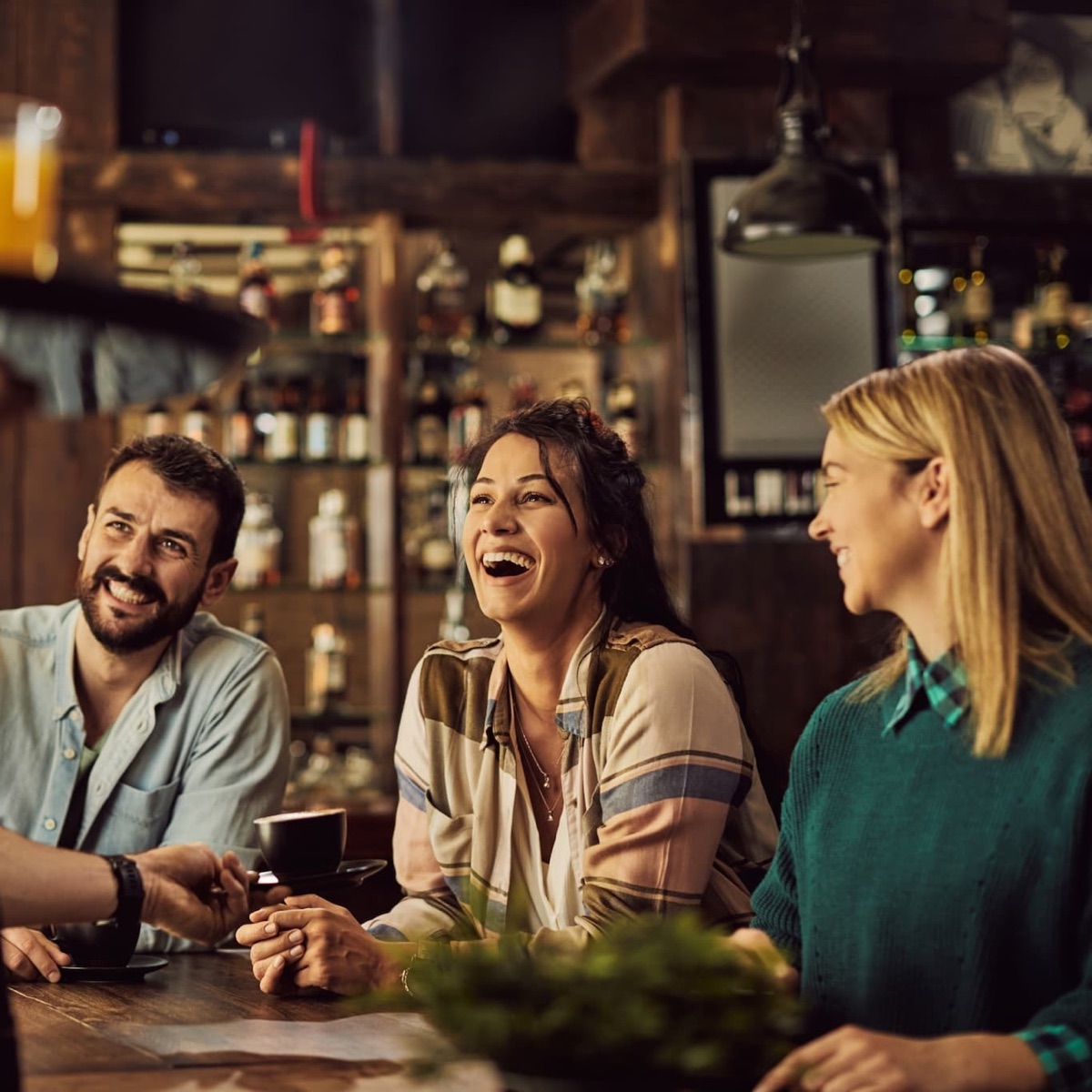 Amigos disfrutando en un restaurante
