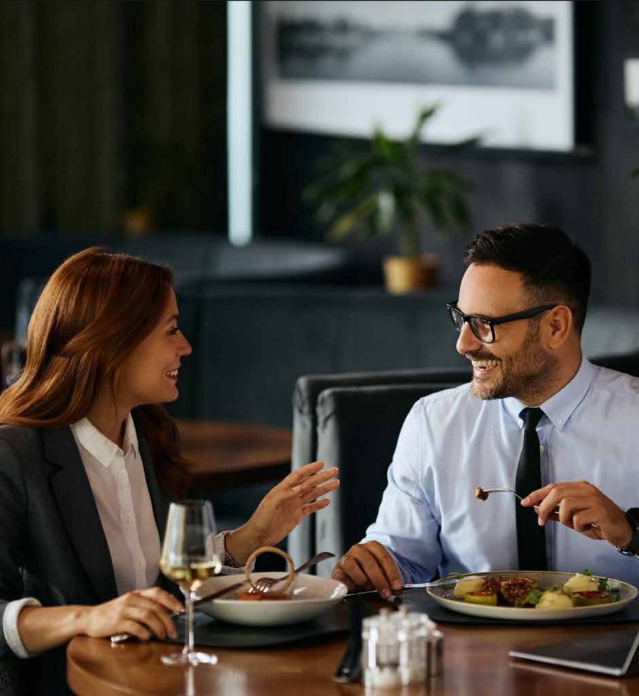 Pareja comiendo en un restaurante